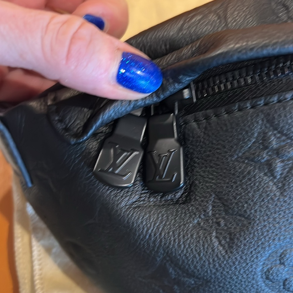 Authentic LV Empreinte Bumbag in Noir - Picture 3 of 7